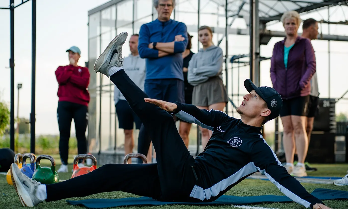 Trainer doet een oefening voor aan de groep
