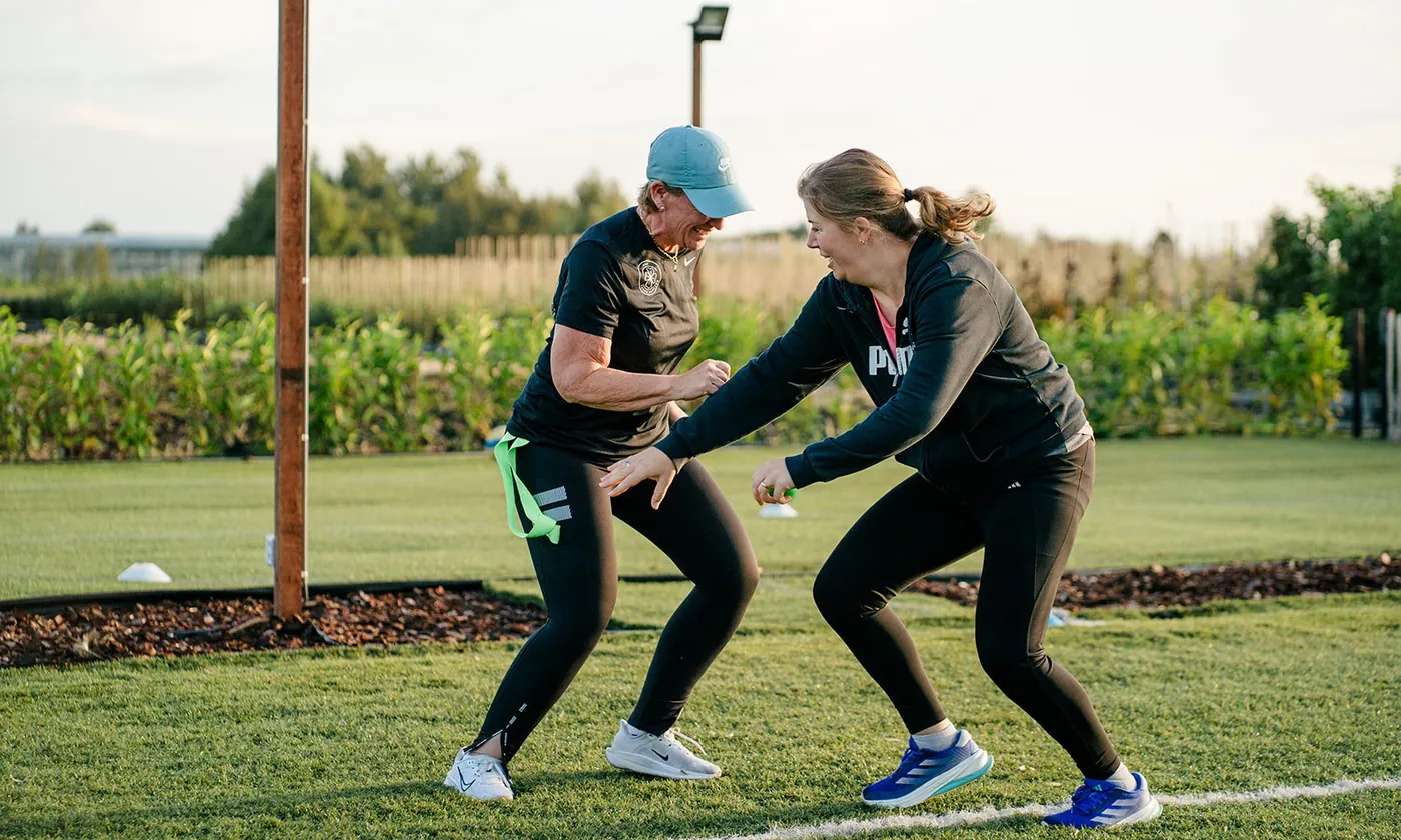 Twee sporters doen samen een partneroefening