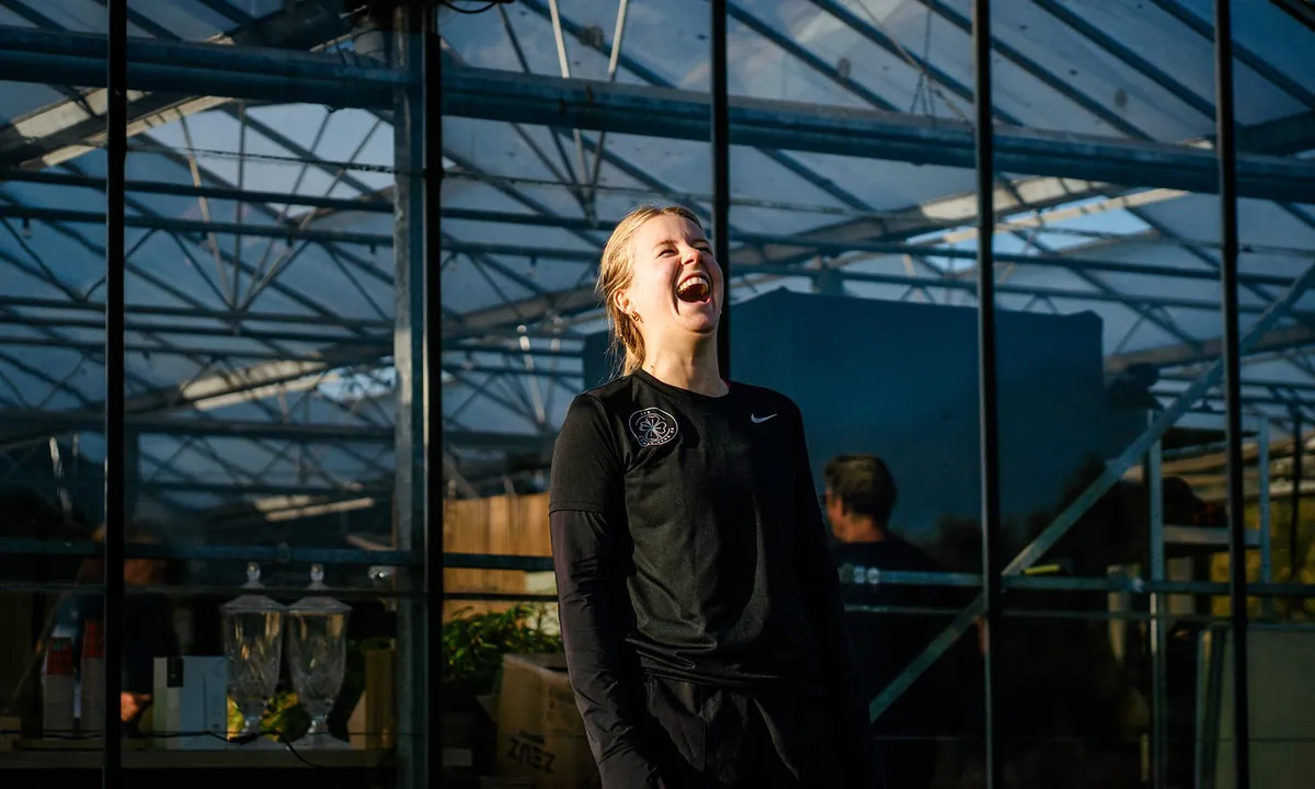 Lachende sporter tijdens de training