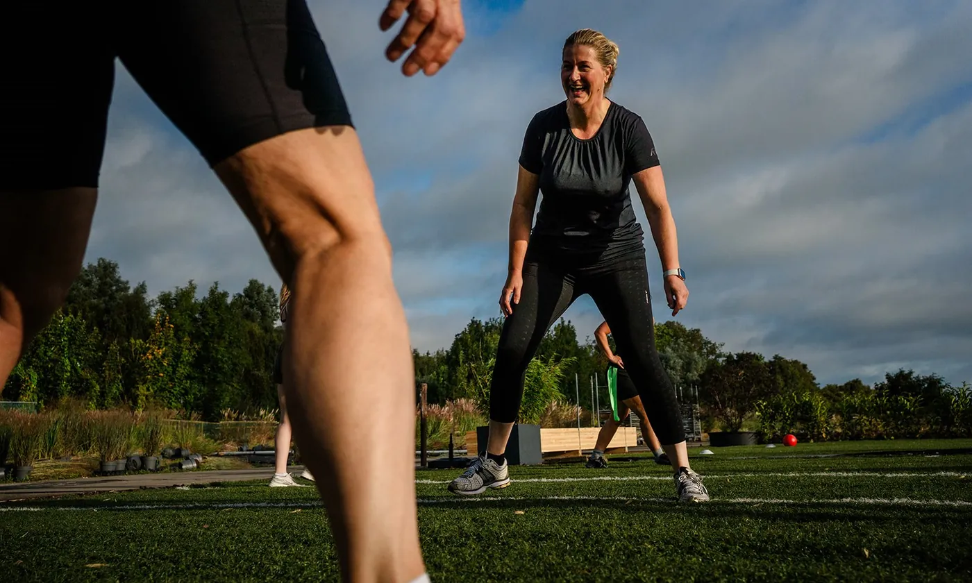 Sporter lacht tijdens een sprintoefening
