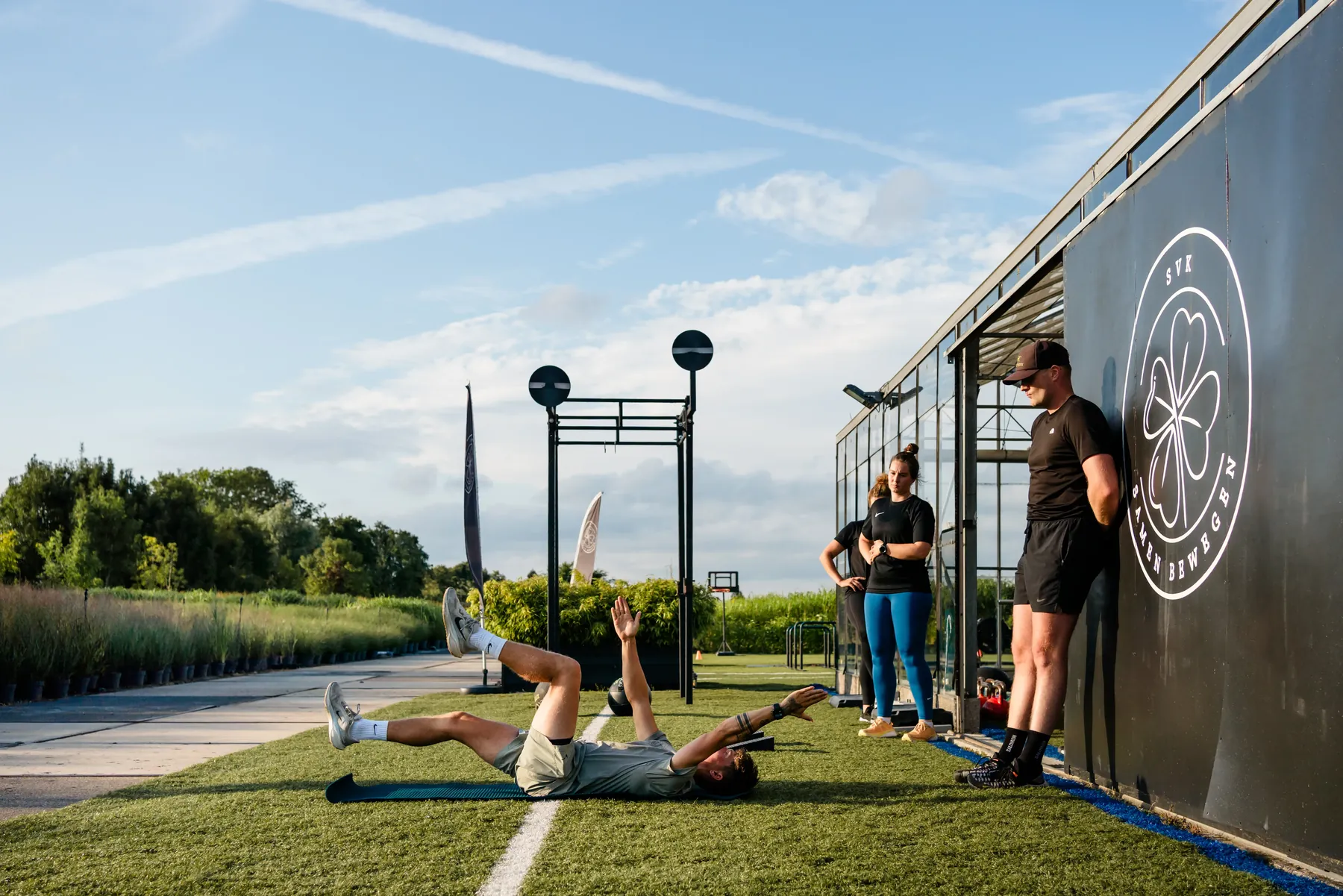 Buitentraining naast de club, met het groen eromheen